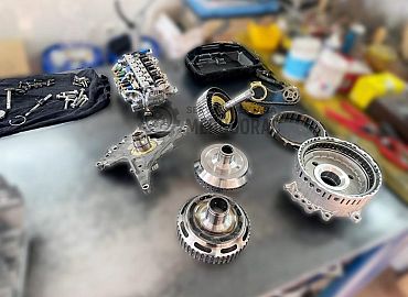 Aisin 8G-45 automatski mjenjač u pripremi za sastavljanje tijekom servisa Aisin 8G-45 automatski mjenjač u pripremi za sastavljanje tijekom servisa