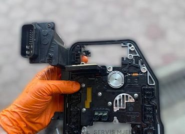 Nova OEM elektronika za DSG DQ200 mjenjač prije ugradnje Nova OEM elektronika za DSG DQ200 mjenjač prije ugradnje