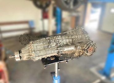 Skidanje automatskog mjenjača iz vozila Audi A6 3.0 TDI 4G tijekom servisa Skidanje automatskog mjenjača iz vozila Audi A6 3.0 TDI 4G tijekom servisa