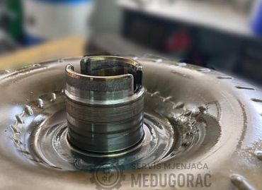 Potrošeni wandler automatskog mjenjača spreman za reparaciju i servis Potrošeni wandler automatskog mjenjača